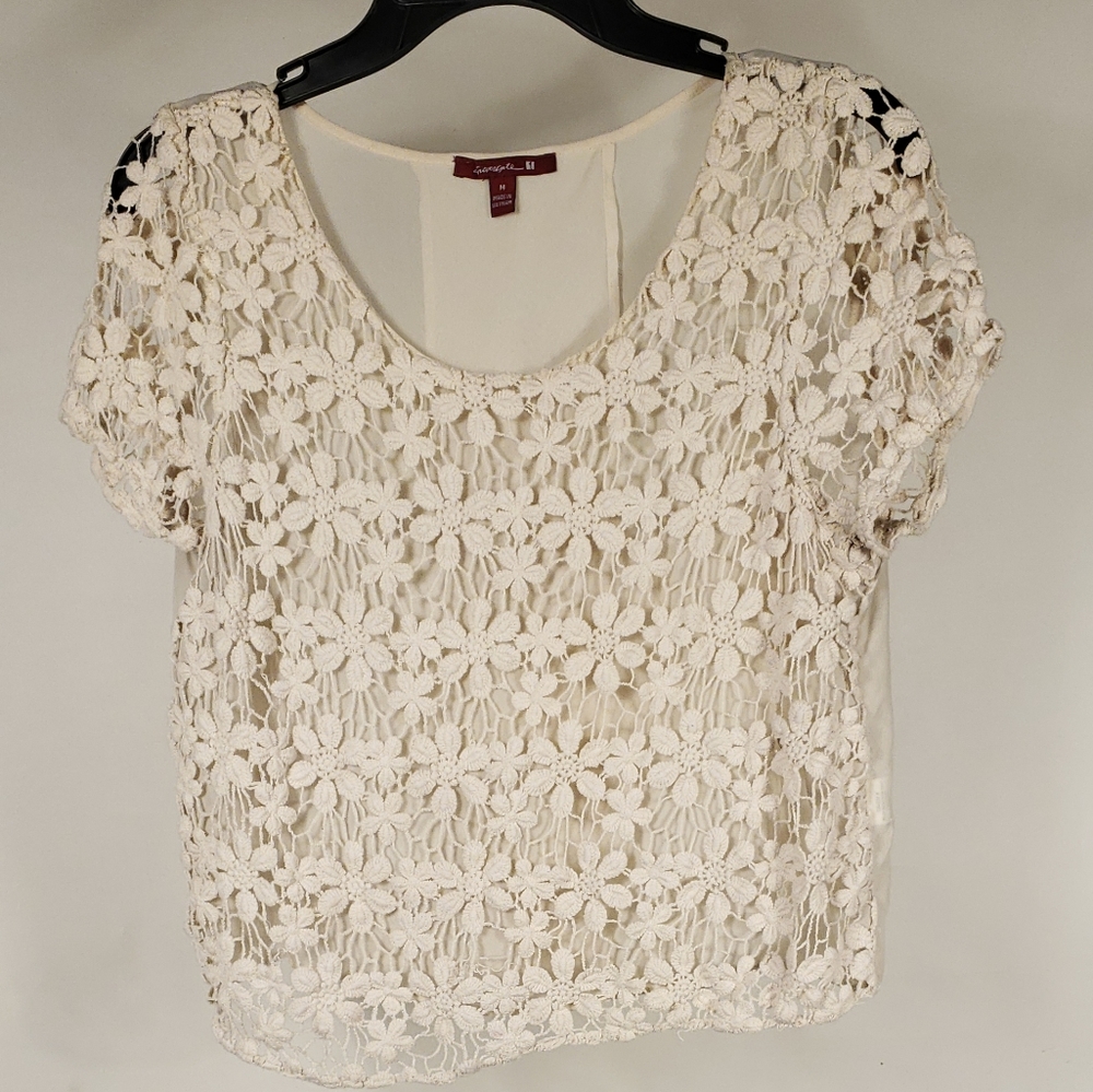 Women. White. Lace. Short sleeve. Crop top.